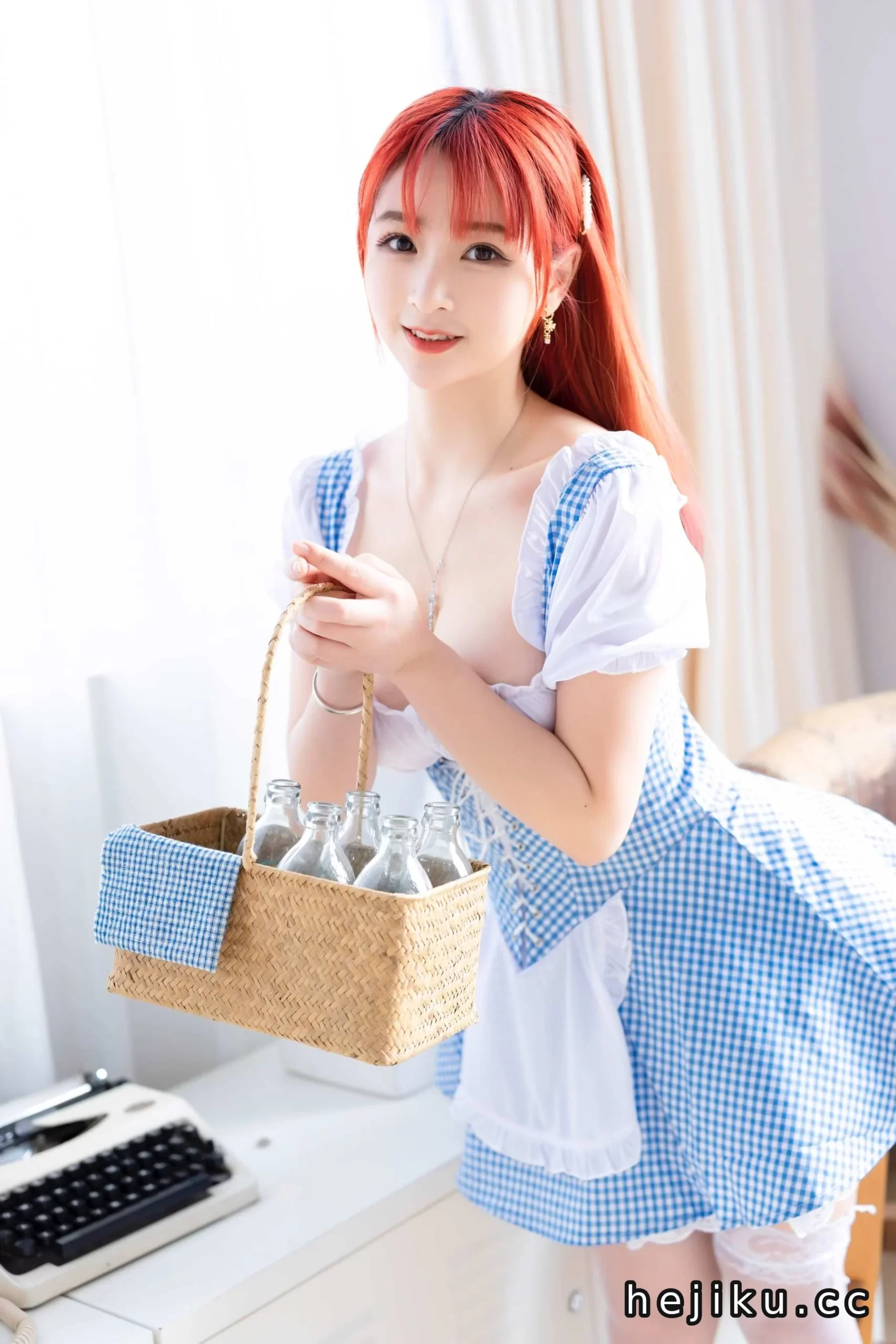 叉子宝宝《蓝白少女》作品介绍：清晨光影里的甜美与轻盈感插图1