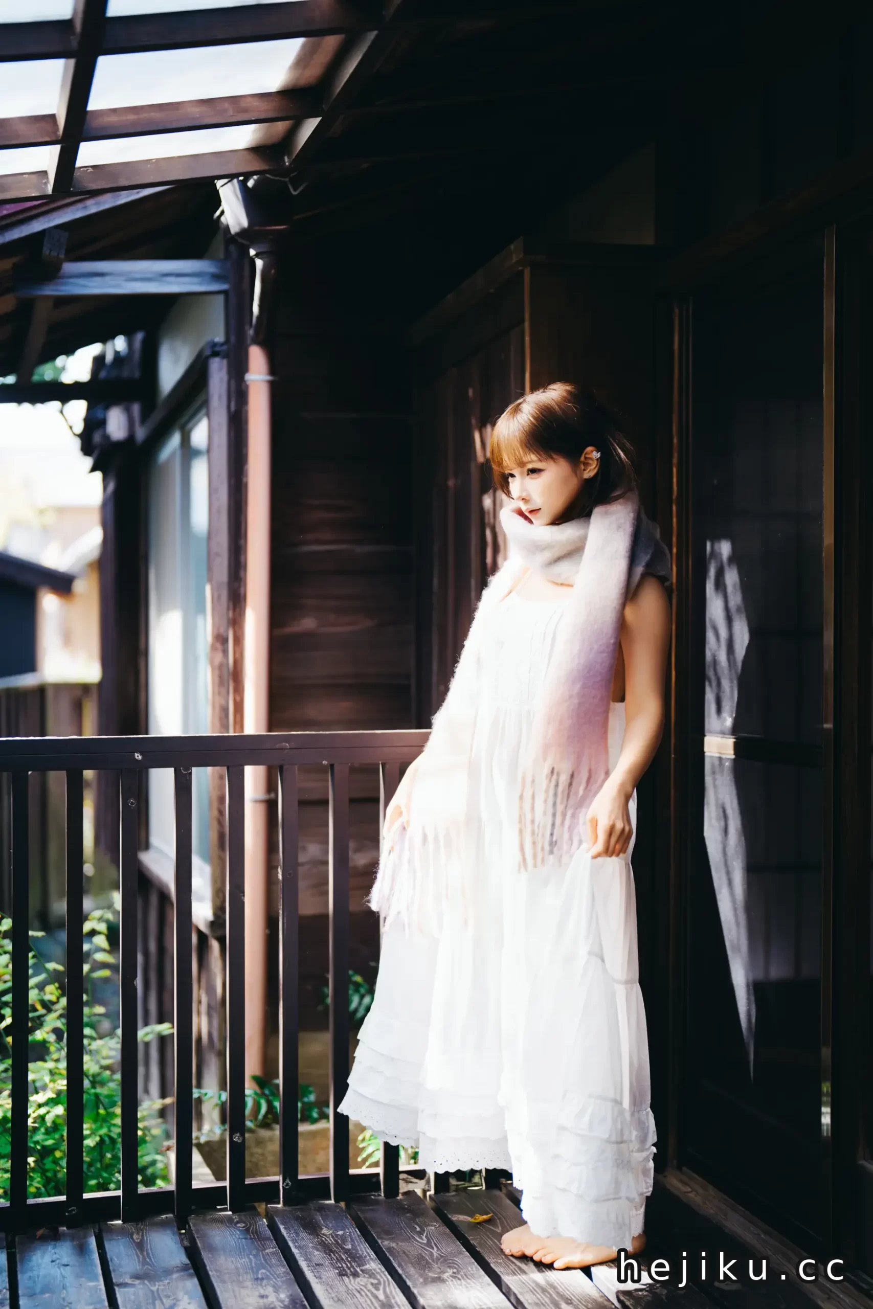蠢沫沫冬日写真赏析：围巾白裙配秋千，这份治愈系美感直接拉满！插图