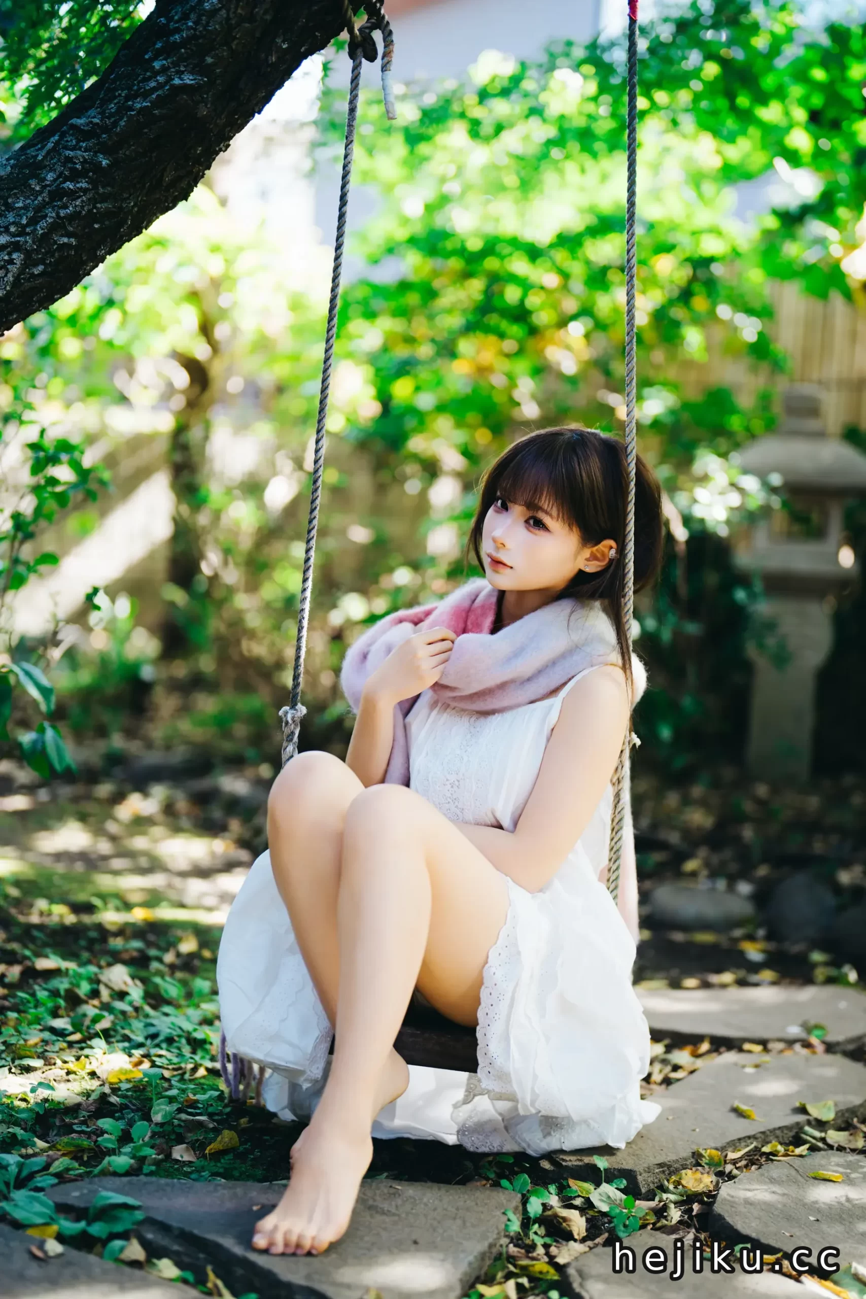 蠢沫沫冬日写真赏析：围巾白裙配秋千，这份治愈系美感直接拉满！插图2