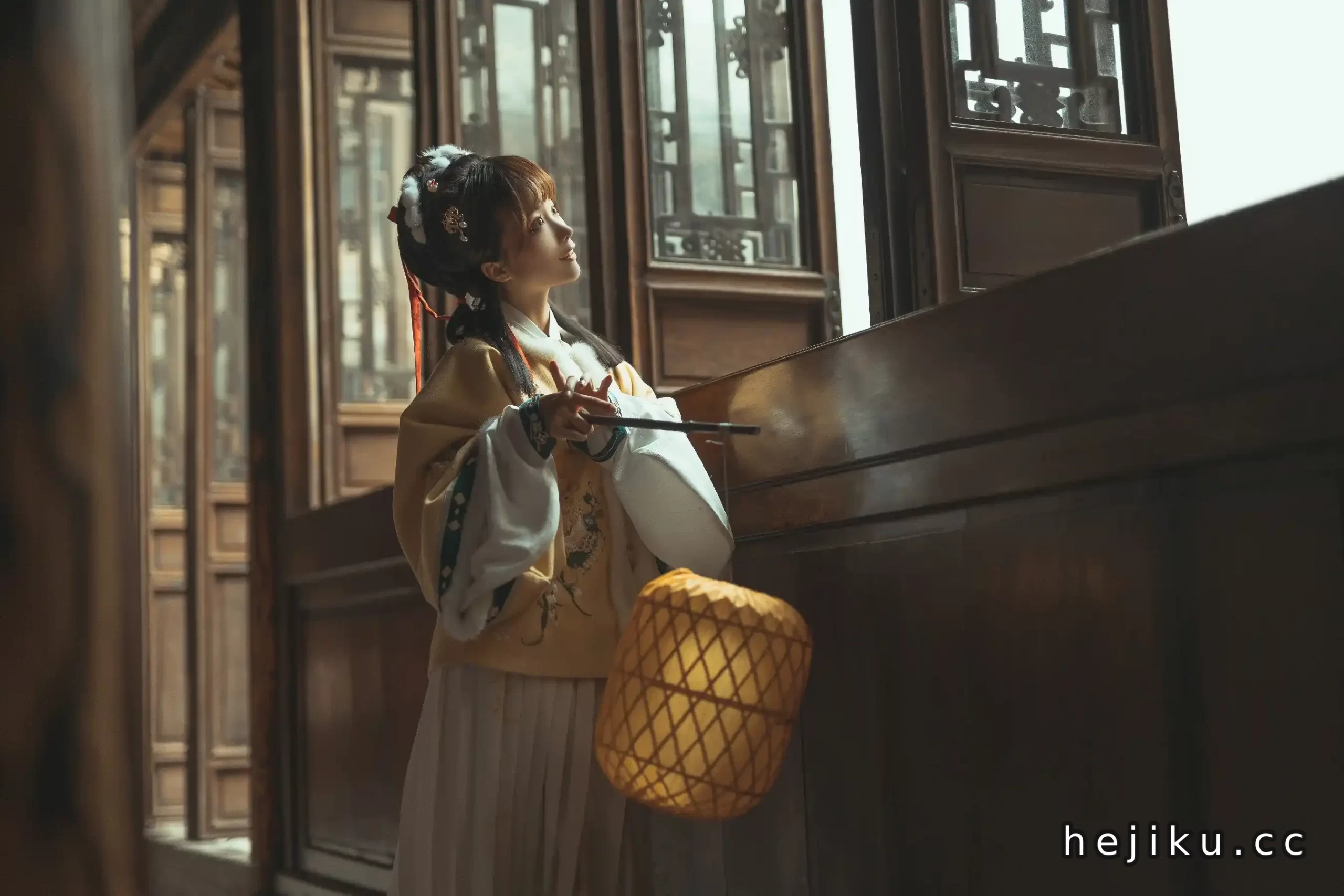 蠢沫沫汉服私影写真赏析：提灯少女惊艳时光，这波国风意境我给满分插图