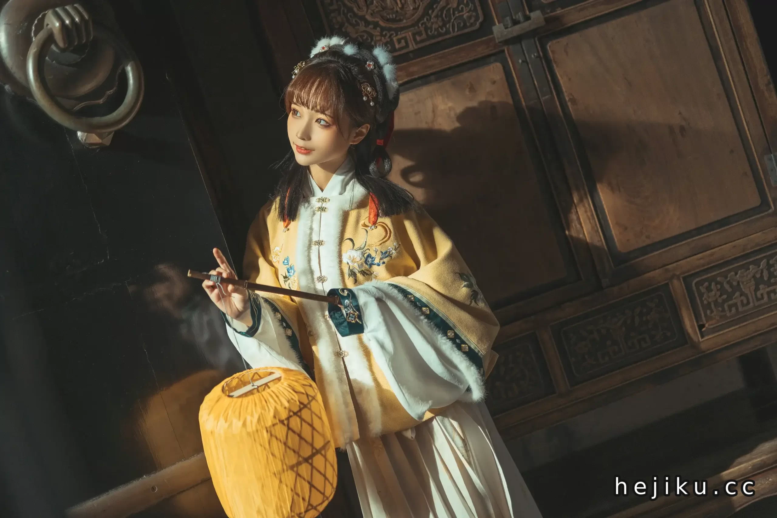 蠢沫沫汉服私影写真赏析：提灯少女惊艳时光，这波国风意境我给满分插图1