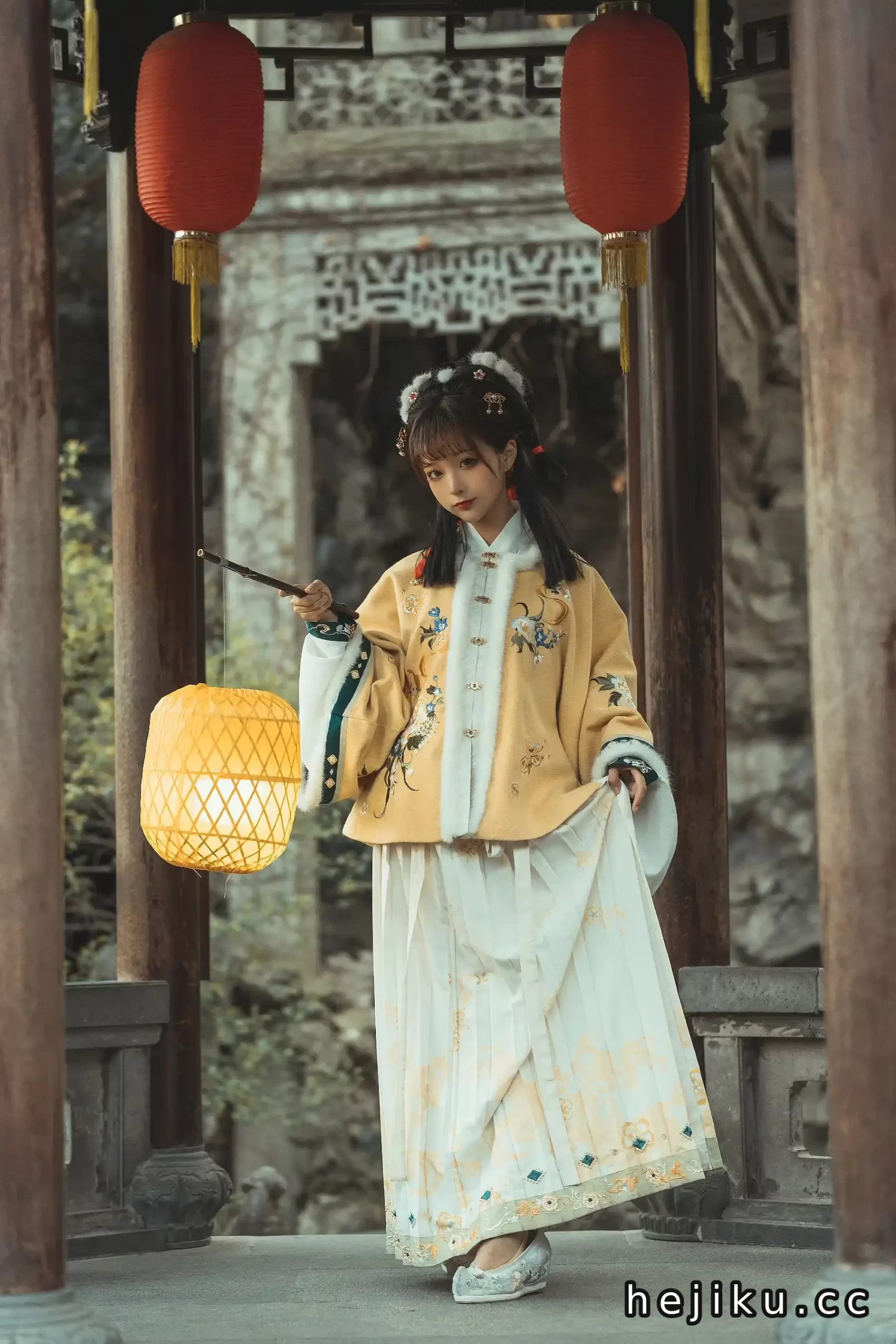 蠢沫沫汉服私影写真赏析：提灯少女惊艳时光，这波国风意境我给满分插图2