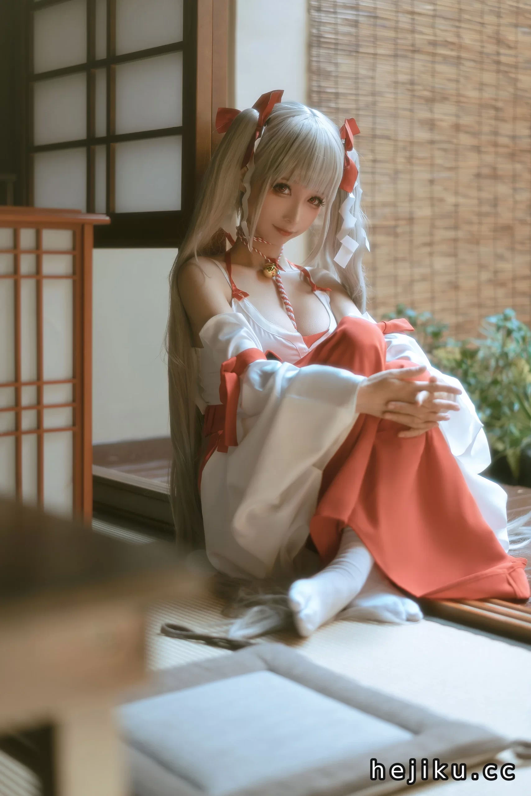 蠢沫沫《可畏 巫女》Cosplay写真欣赏｜红白巫女服与银色双马尾太绝了插图