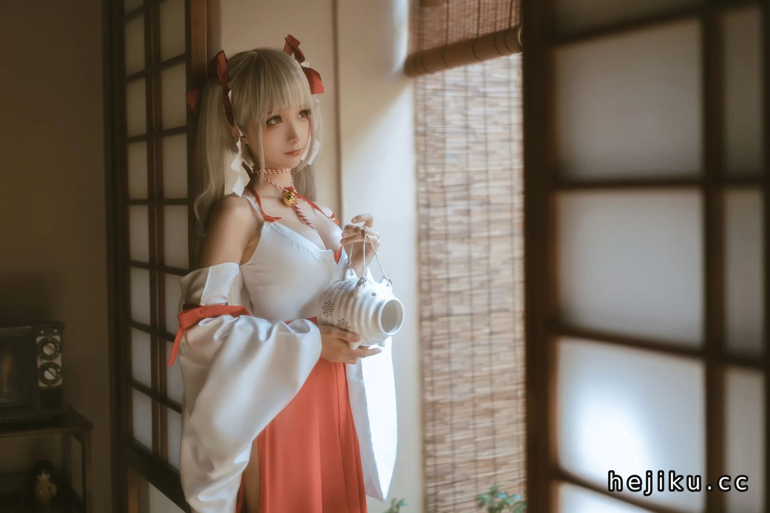 蠢沫沫《可畏 巫女》Cosplay写真欣赏｜红白巫女服与银色双马尾太绝了插图1