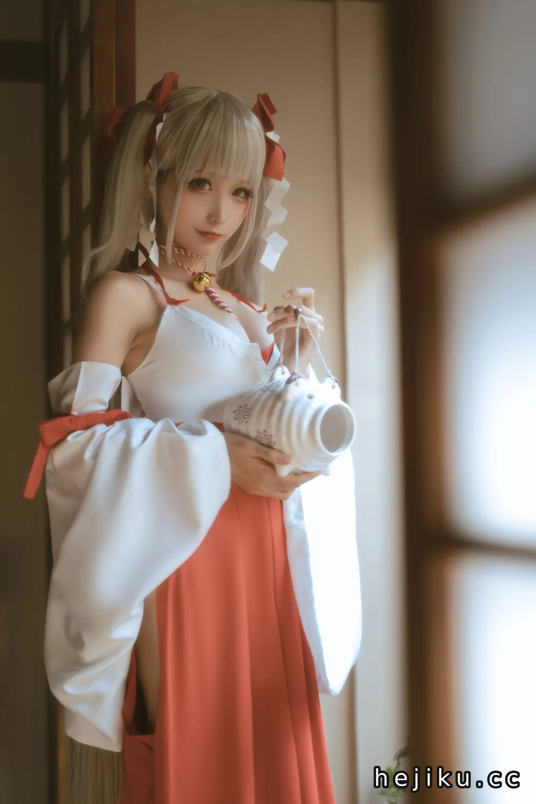 蠢沫沫《可畏 巫女》Cosplay写真欣赏｜红白巫女服与银色双马尾太绝了插图2