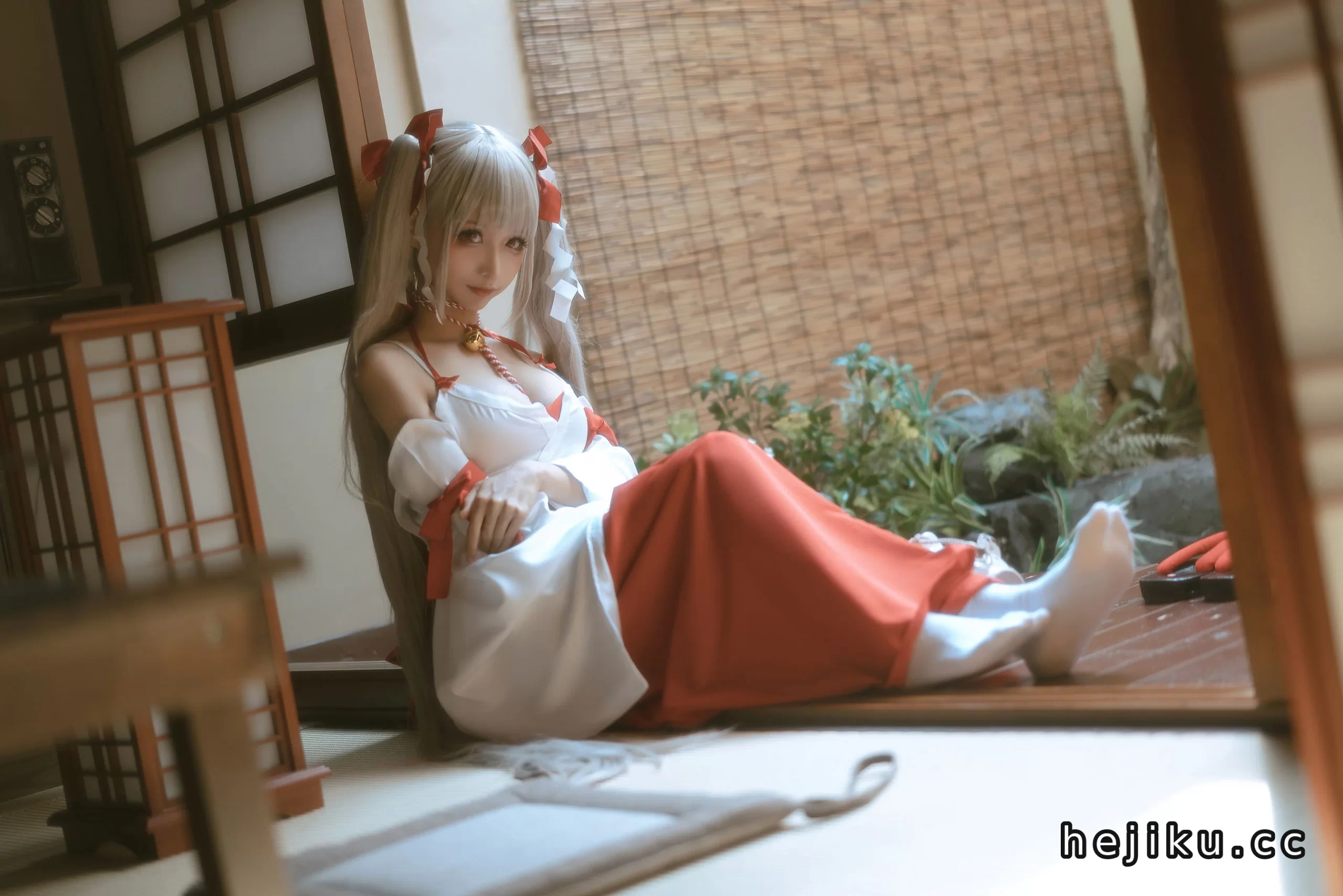 蠢沫沫《可畏 巫女》Cosplay写真欣赏｜红白巫女服与银色双马尾太绝了插图3