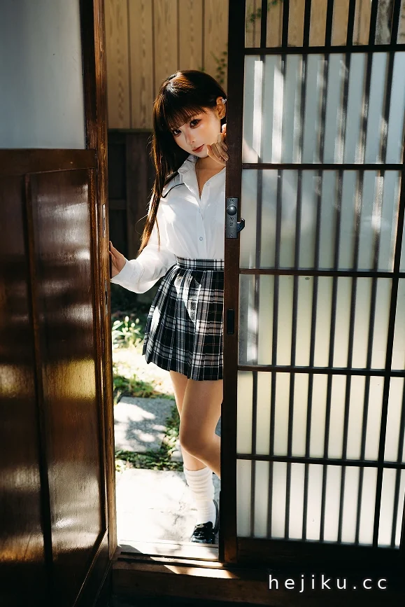 蠢沫沫最新JK写真赏析:日系庭院里的初恋心动,这波“脱鞋”细节绝了!插图