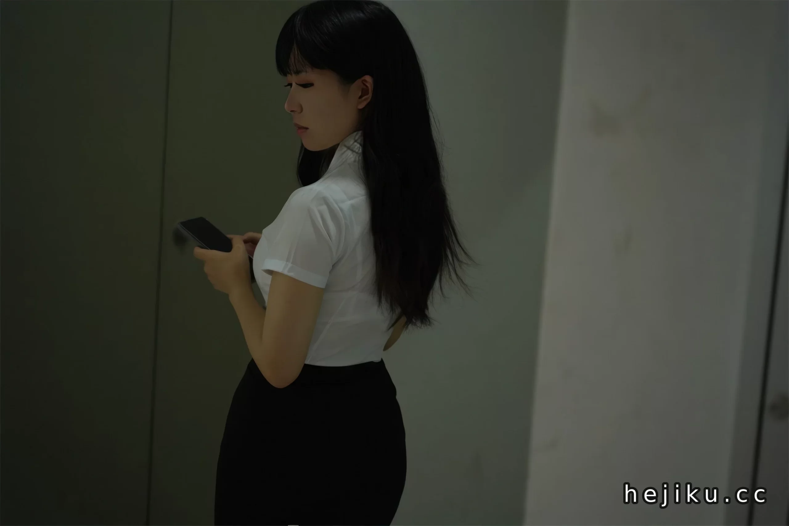 虎森森《下班后的OL》作品介绍：手机、门口与窗边的下班小剧场插图