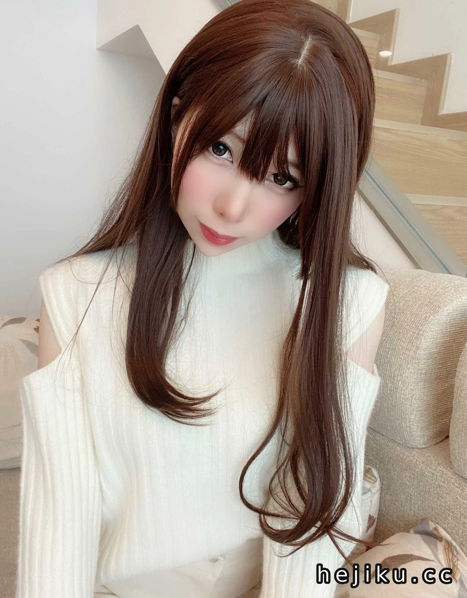 鹿野希《草莓女友》作品介绍：白色针织里的温柔居家感插图