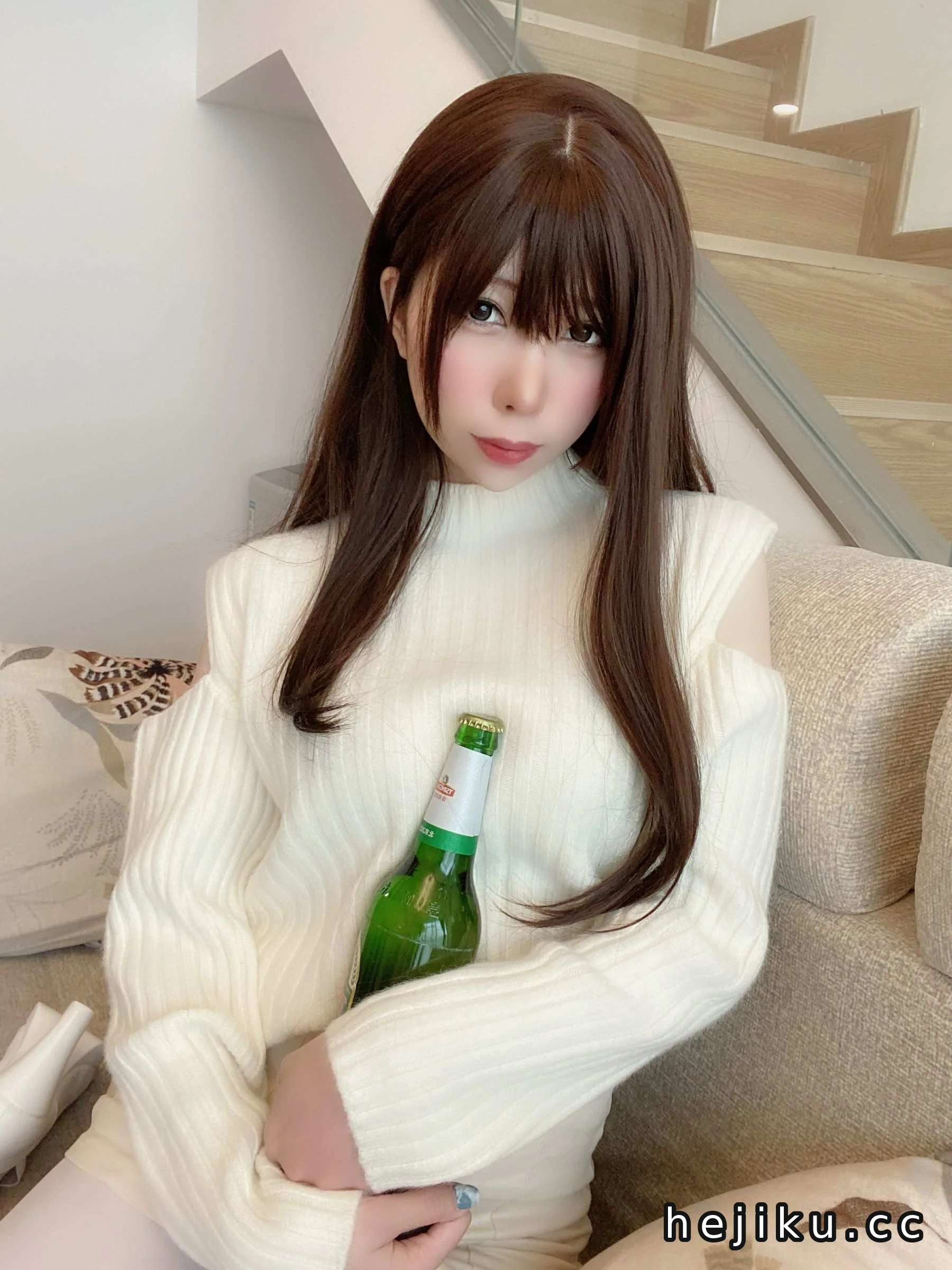鹿野希《草莓女友》作品介绍：白色针织里的温柔居家感插图1