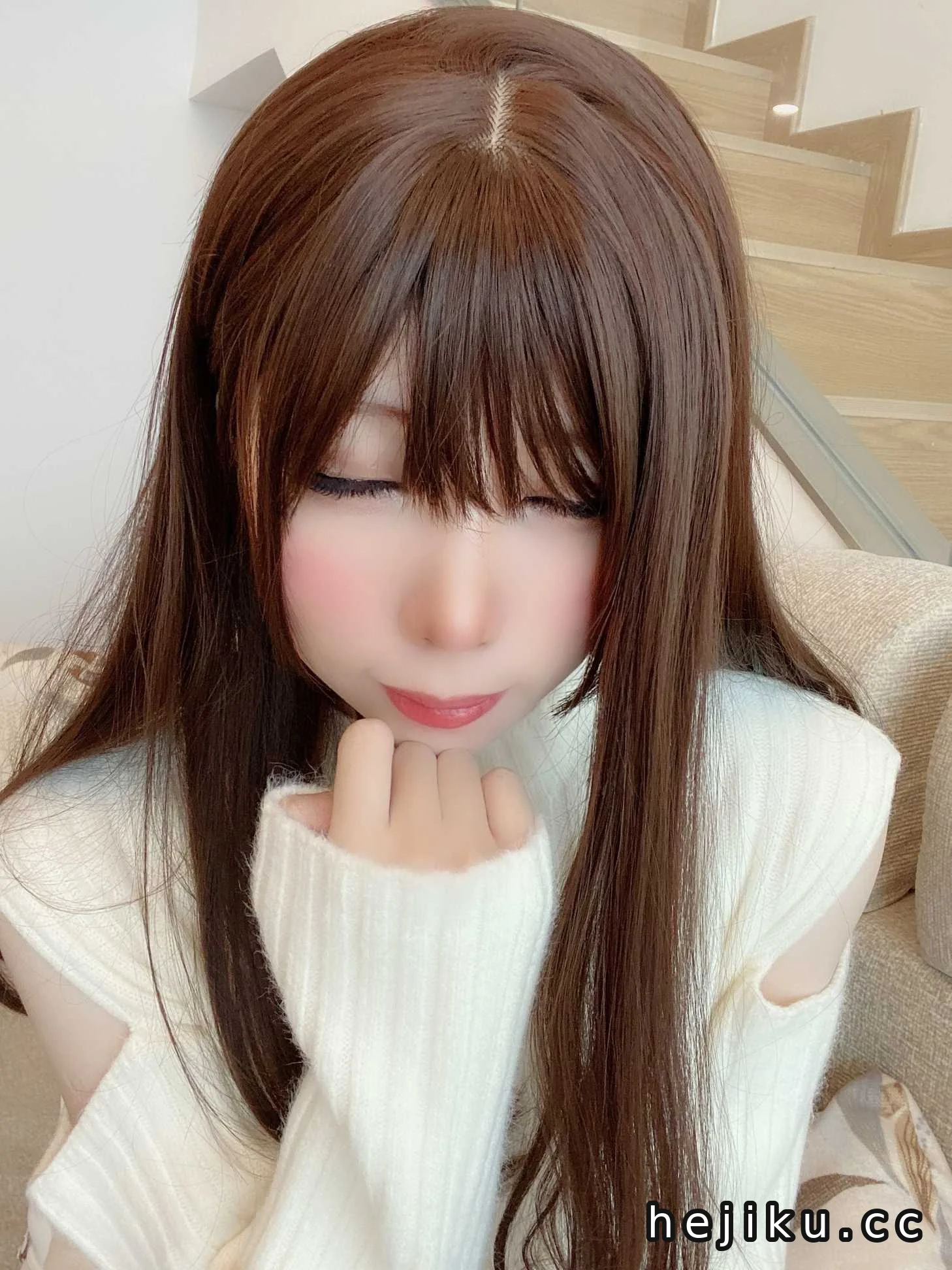 鹿野希《草莓女友》作品介绍：白色针织里的温柔居家感插图2