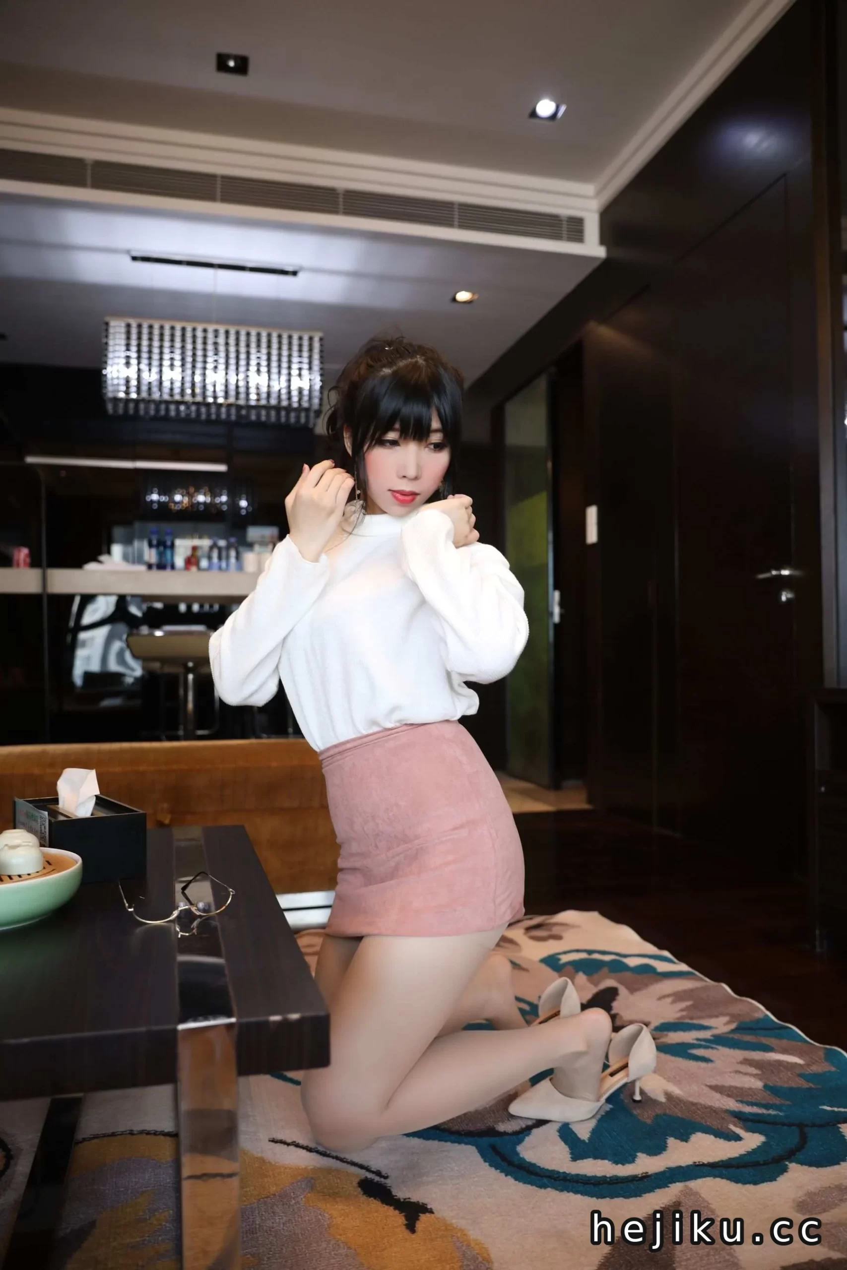 鹿野希《单马尾眼镜娘》作品介绍:白毛衣与粉色短裙里的居家轻熟感插图1