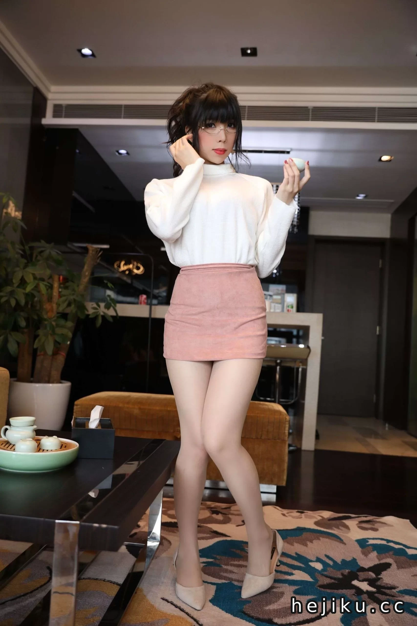 鹿野希《单马尾眼镜娘》作品介绍:白毛衣与粉色短裙里的居家轻熟感插图2