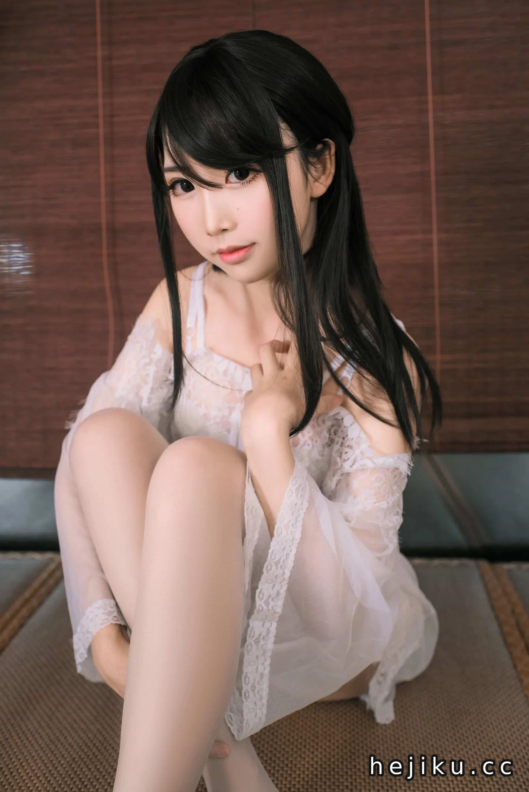 面饼仙儿《铃兰》作品介绍:白色薄纱下的清冷少女感写真插图1