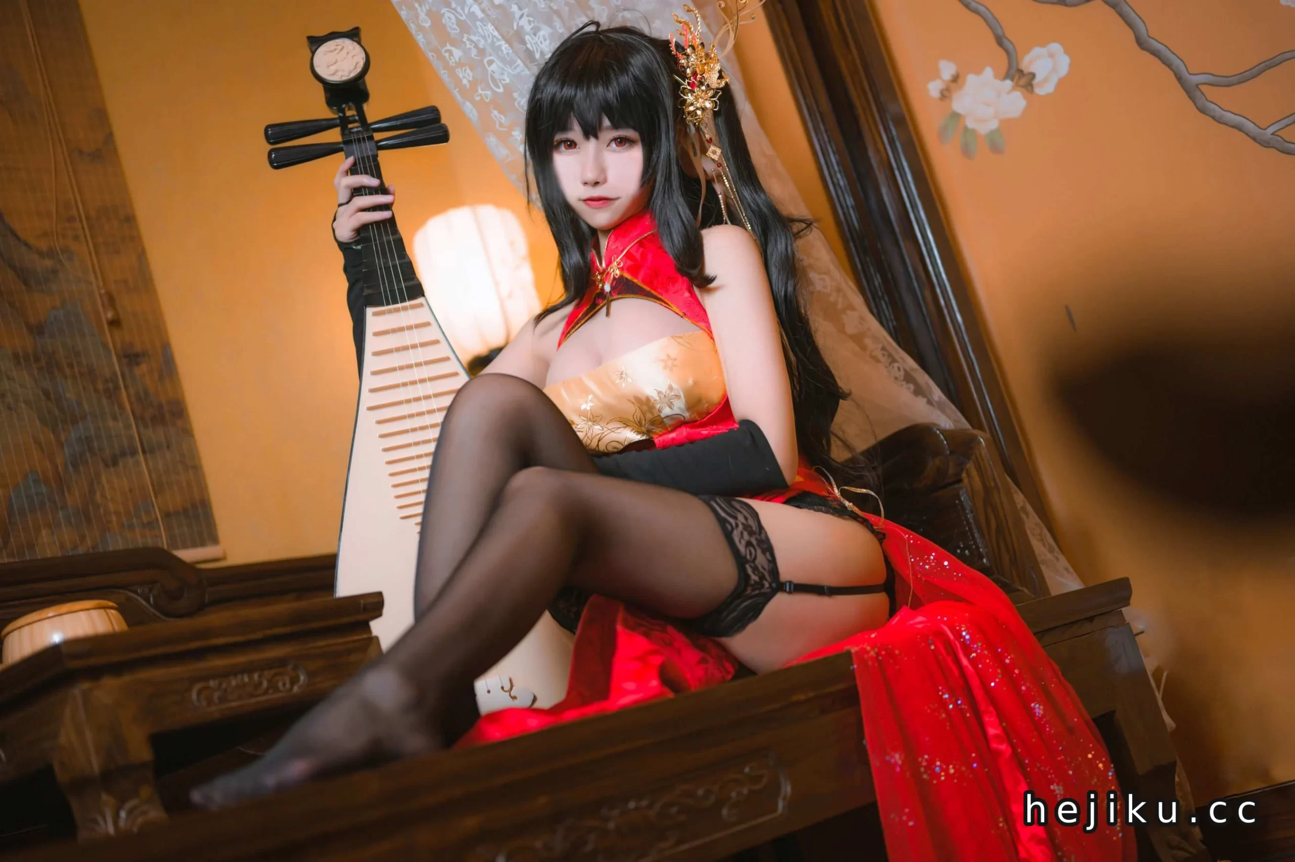 Momoko葵葵《大凤之旗袍》作品介绍：一袭红装里的华丽妩媚与古典气场插图1