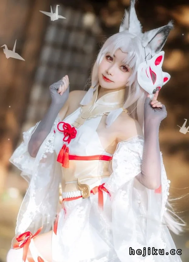 Momoko葵葵《胡桃》作品介绍：白狐灵韵与柔美气质交织出的梦幻写真插图1