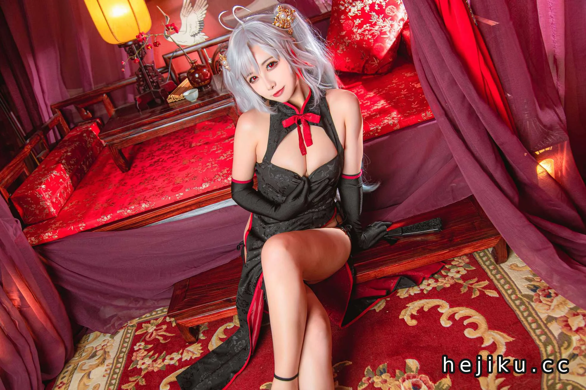 Momoko葵葵《欧根之旗袍》作品介绍:黑红旗袍下的冷艳风情与华丽气场插图2