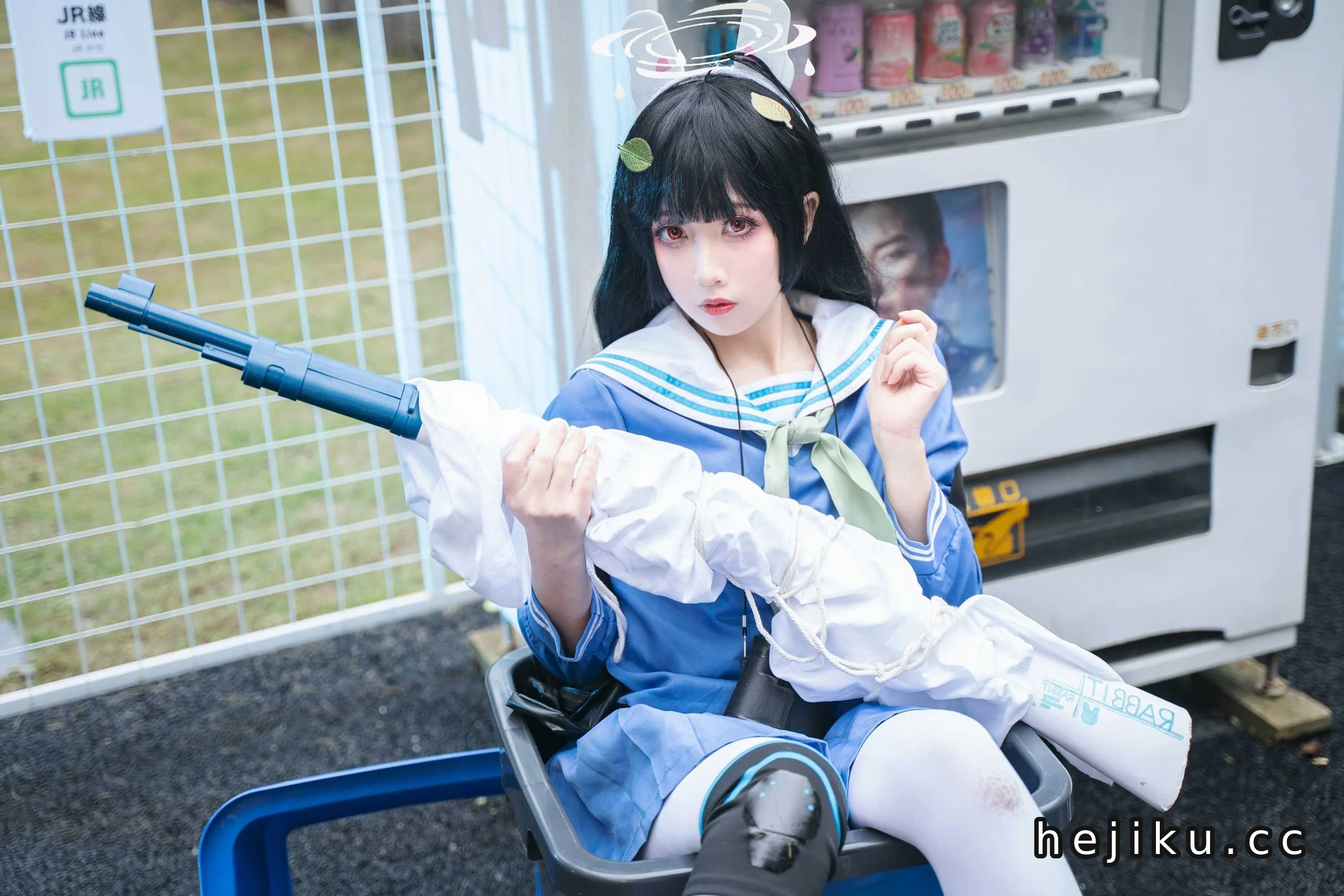 小和甜酒《蔚蓝档案 霞沢美游》作品介绍:自贩机前的美游,清冷里带一点呆萌感插图2