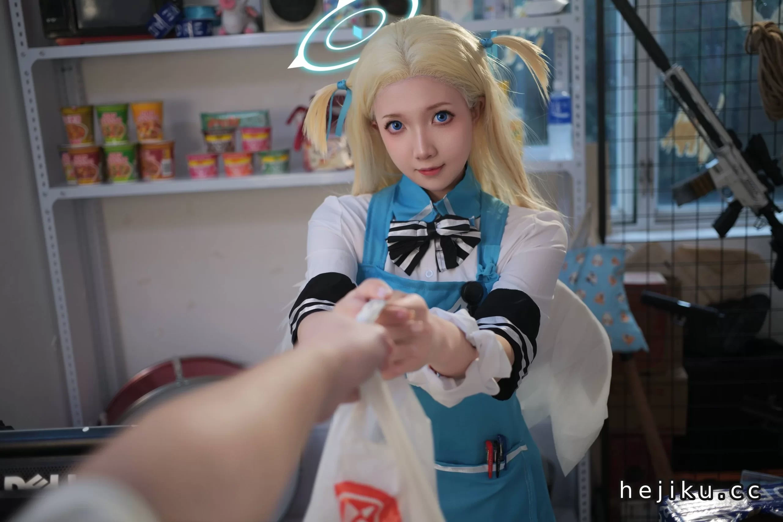 小和甜酒《小空天使便利店》作品介绍:便利店货架前的蓝白天使感插图1